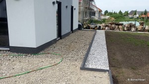 Terrassenunterkonstruktion mit Betonrecycling und Kiesbeet